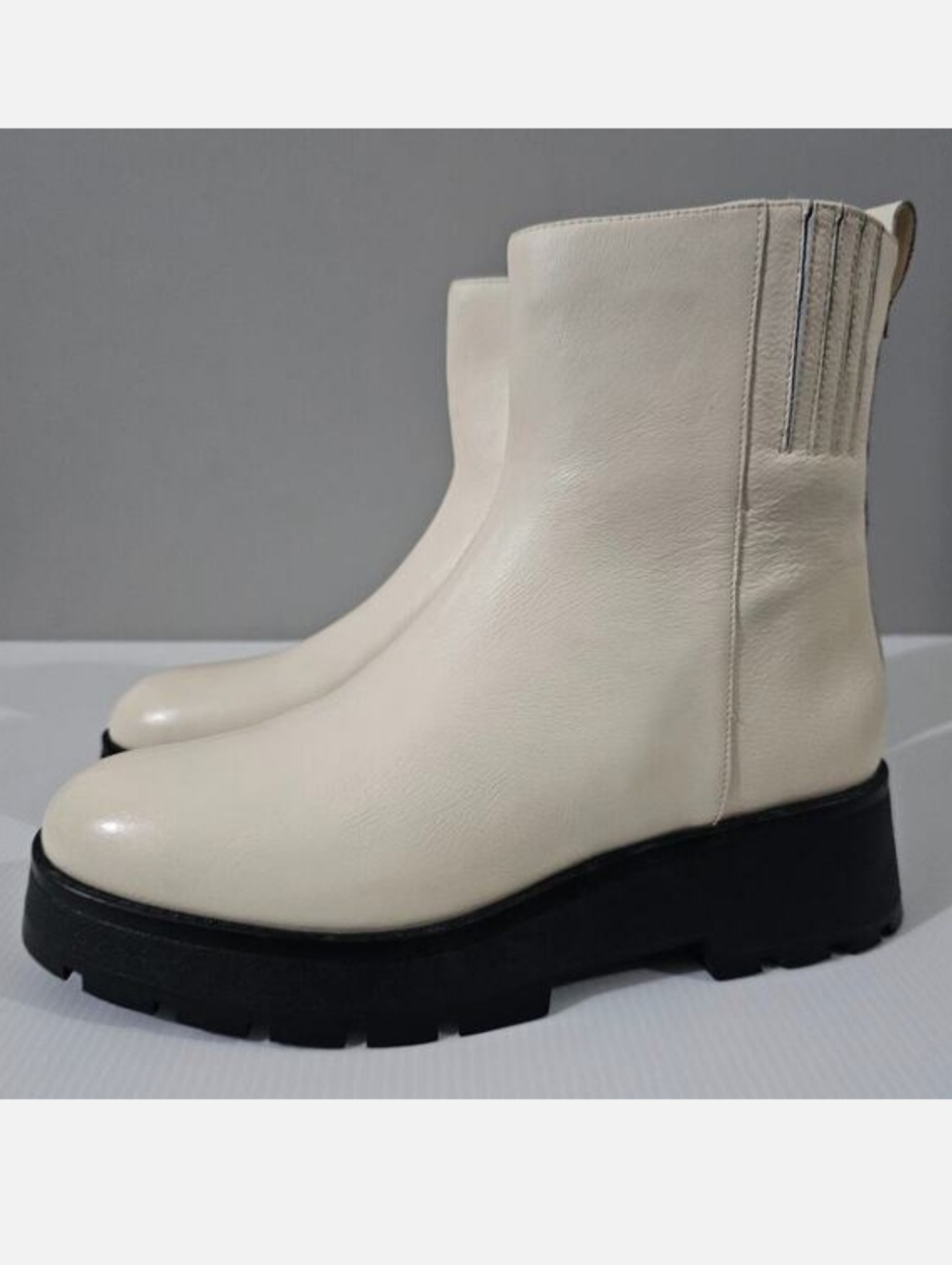 Vince Camuto Neframes Chelsea Lug Sole Ankle Boot Womens 10 Cream Leather Chunky